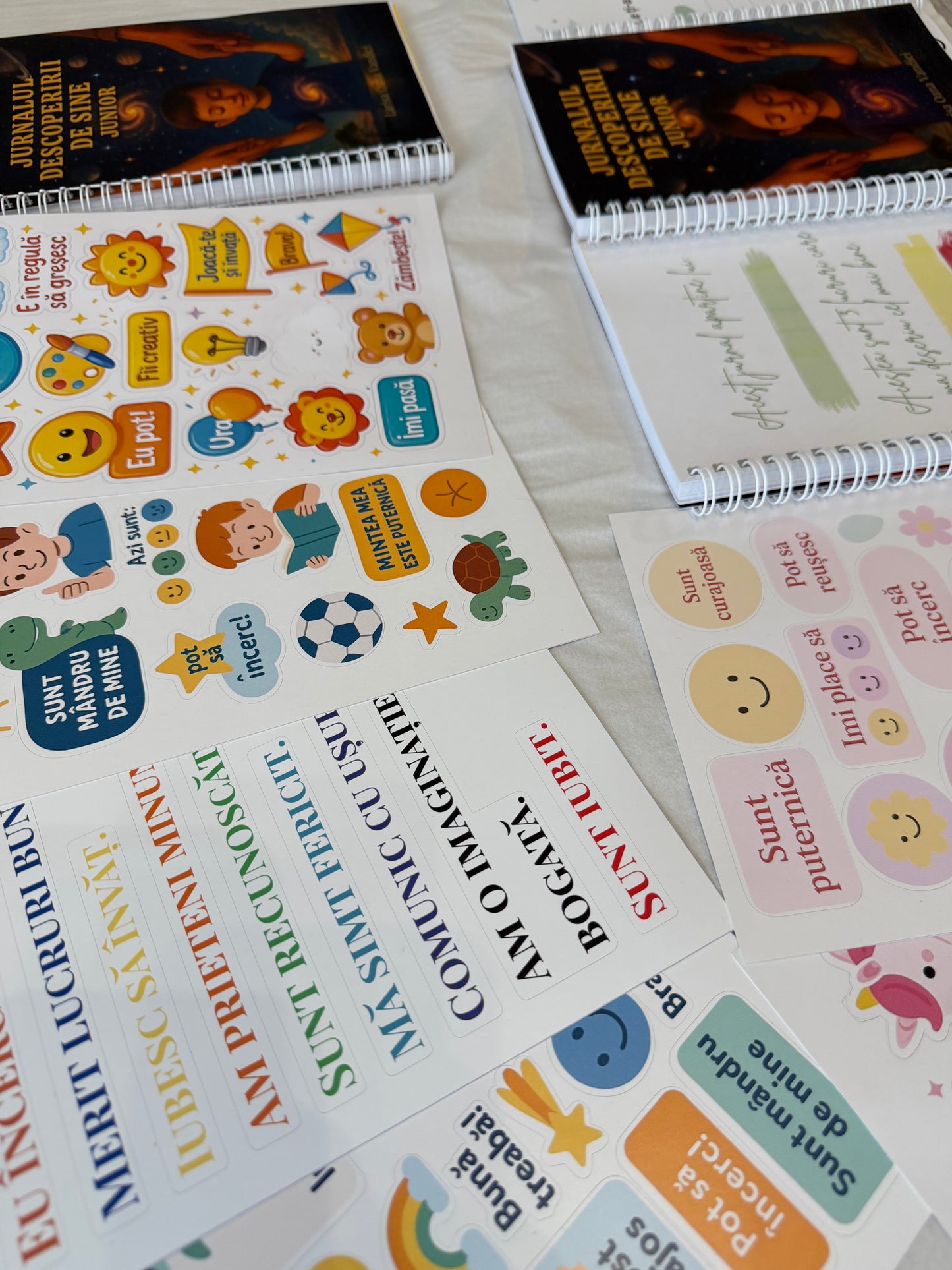 Set pentru Copii – Jurnal de Recunoștință și Dezvoltare Emoțională + Stickere Motivaționale